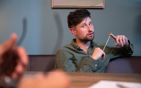 Der amerikanische Muskelprotz Jax Thirio und der haarige englische Hengst Drew Dixon bei heißer Arschfick-Action mit Fisting