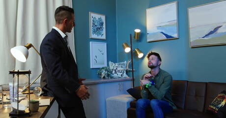 Der amerikanische Muskelprotz Jax Thirio und der haarige englische Hengst Drew Dixon bei heißer Arschfick-Action mit Fisting