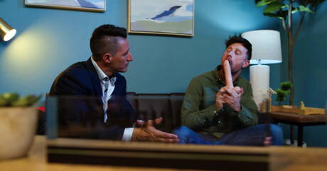 Der amerikanische Muskelprotz Jax Thirio und der haarige englische Hengst Drew Dixon bei heißer Arschfick-Action mit Fisting