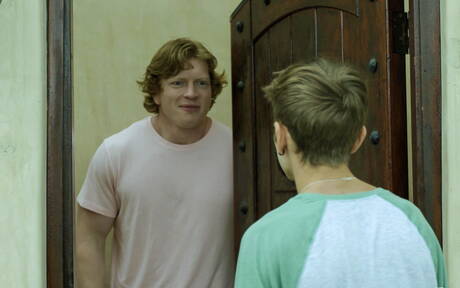 Los chicos sexys Kyle Connors, Hoss Kado y Levi Rhodes en un trío caliente con sexo anal