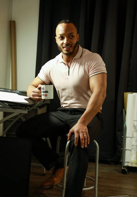 Der hübsche amerikanische Muskelprotz Pierce Paris und der harte Kerl Dillon Diaz haben draußen guten interracial Sex