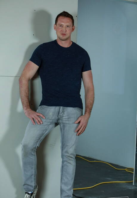 Der hübsche amerikanische Muskelprotz Pierce Paris und der harte Kerl Dillon Diaz haben draußen guten interracial Sex