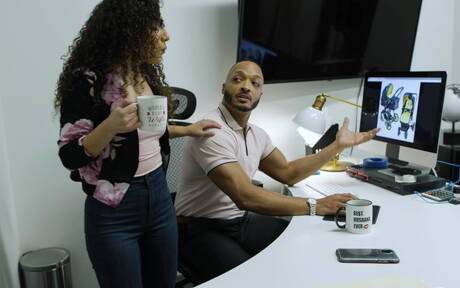 Der hübsche amerikanische Muskelprotz Pierce Paris und der harte Kerl Dillon Diaz haben draußen guten interracial Sex