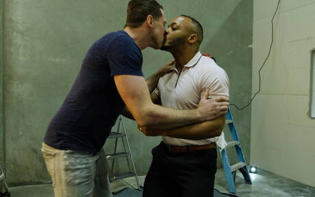 Der hübsche amerikanische Muskelprotz Pierce Paris und der harte Kerl Dillon Diaz haben draußen guten interracial Sex