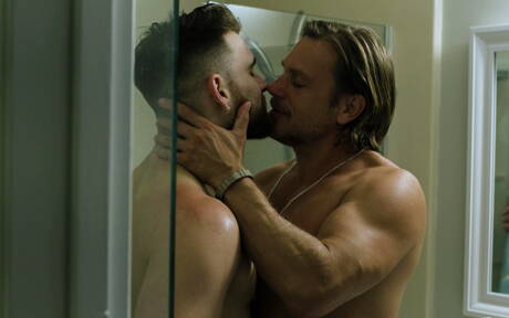 Disruptive Films: De gespierde Duitse Hans Berlin en de Amerikaanse husky-man Declan Blake maken een liefdesrelatie in de buitenlucht