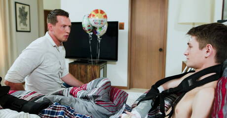 Berühmte Amerikaner, der schöne Junge Trevor Harris und der attraktive Pierce Paris in heißer homosexueller Action