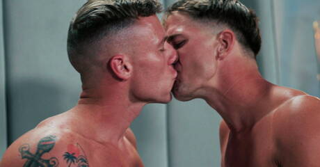 Os lindos garotos americanos Brandon Anderson e o musculoso Justin Matthews em uma ação homossexual quente