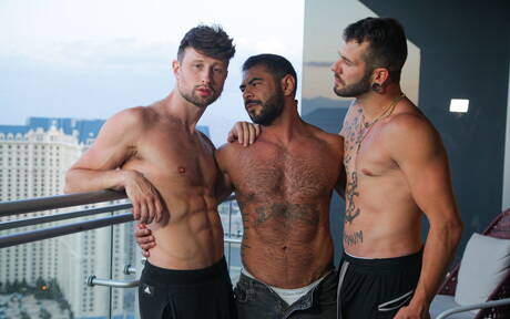 Les garçons excités Drew Dixon, Draven Navarro et Johnny Hill dans un trio de sexe anal torride