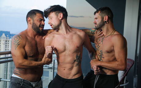 Les garçons excités Drew Dixon, Draven Navarro et Johnny Hill dans un trio de sexe anal torride