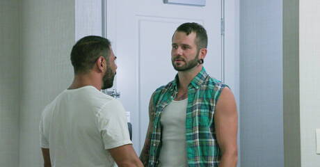 Les garçons excités Drew Dixon, Draven Navarro et Johnny Hill dans un trio de sexe anal torride