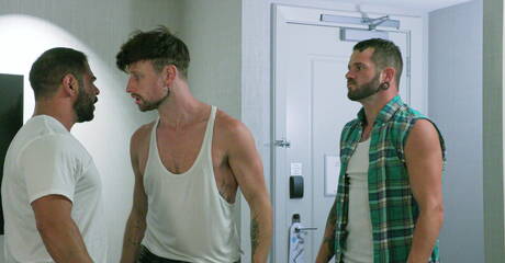 Les garçons excités Drew Dixon, Draven Navarro et Johnny Hill dans un trio de sexe anal torride