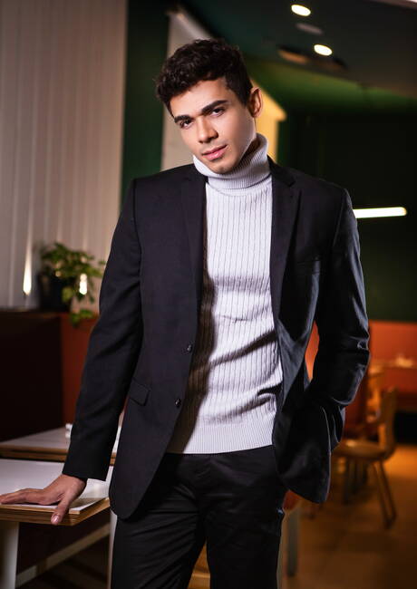 身材魁梧的拉丁裔美女Ashton Summers和加拿大帥哥Clark Delgaty上演激情熱辣情侶戲