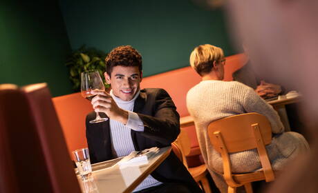 身材魁梧的拉丁裔美女Ashton Summers和加拿大帥哥Clark Delgaty上演激情熱辣情侶戲