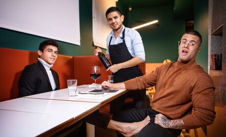 Der gut gebaute Latino Ashton Summers und der muskulöse Kanadier Clark Delgaty haben eine heiße Paarszene