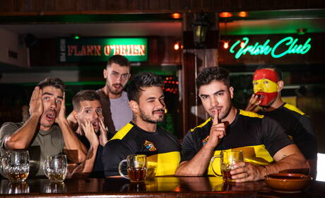 Seksowny kumpel Daniel Montoya i atrakcyjny facet Alejo Ospina uprawiają dobry seks analny