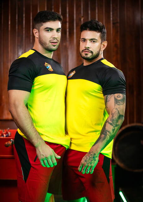 Seksowny kumpel Daniel Montoya i atrakcyjny facet Alejo Ospina uprawiają dobry seks analny