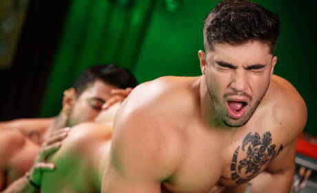 Seksowny kumpel Daniel Montoya i atrakcyjny facet Alejo Ospina uprawiają dobry seks analny