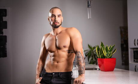 Canadian strong bull Malik Delgaty and canadian strong bull Tayler Tash in hot anal sex