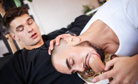 Der starke kanadische Bulle Malik Delgaty und der starke kanadische Bulle Tayler Tash beim heißen Analsex