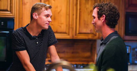 Les stars américaines, le jeune Jack Bailey et le beau mec Greg Mckeon, baisent le cul après avoir sucé