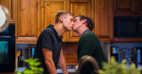 Les stars américaines, le jeune Jack Bailey et le beau mec Greg Mckeon, baisent le cul après avoir sucé