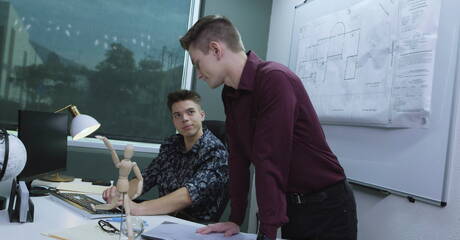 Sexy Kumpels Trevor Harris, Jayden Marcos und Evan Knoxx beim heißen Gruppensex