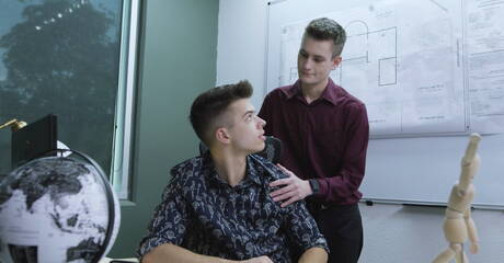 Sexy Kumpels Trevor Harris, Jayden Marcos und Evan Knoxx beim heißen Gruppensex