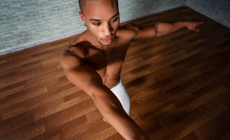 Le beau garçon américain Theo Brady et le dur à cuire Trevor Dixon dans une action de baise anale interraciale torride