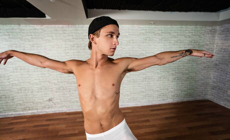 Le beau garçon américain Theo Brady et le dur à cuire Trevor Dixon dans une action de baise anale interraciale torride