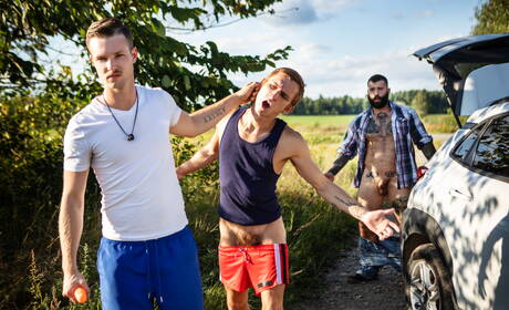 無恥的男孩 Theo Brady、Markus Kage 和 Benjamin Blue 在戶外享受三人性愛