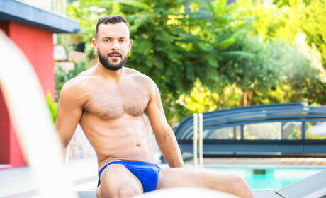 Der norwegische Husky Tyler Berg und der portugiesische haarige Bär Sir Peter haben Analsex am Pool