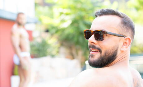 Der norwegische Husky Tyler Berg und der portugiesische haarige Bär Sir Peter haben Analsex am Pool