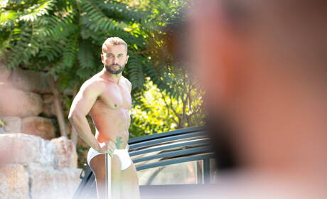 Der norwegische Husky Tyler Berg und der portugiesische haarige Bär Sir Peter haben Analsex am Pool