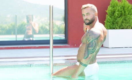 Der norwegische Husky Tyler Berg und der portugiesische haarige Bär Sir Peter haben Analsex am Pool