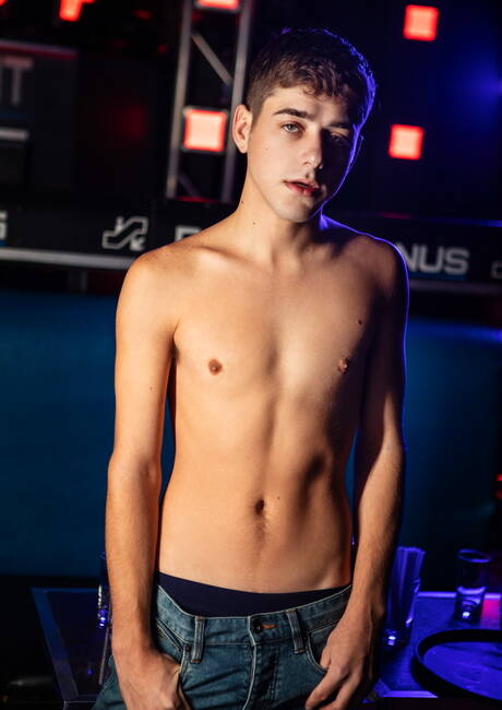 Men.com: American young Joey Mills and canadian muscular Malik Delgaty in hot ass bang