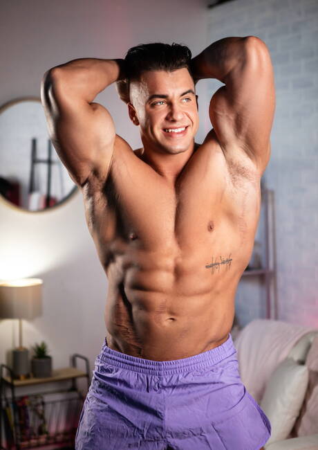 Młody amerykański chłopak Ryan Bailey i młodzieniec Phillipe Massa obnażają się i pokazują gorące tyłki