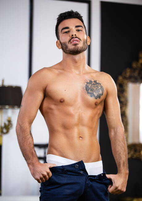 Der spanische Schönling Pol Prince und der spanische Hengst Manuel Reyes lutschen und vögeln sich gegenseitig in der Badewanne