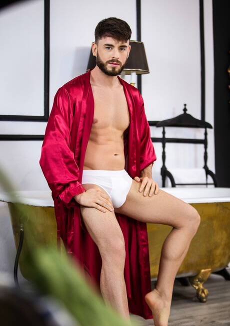 Der spanische Schönling Pol Prince und der spanische Hengst Manuel Reyes lutschen und vögeln sich gegenseitig in der Badewanne