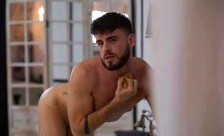 Der spanische Schönling Pol Prince und der spanische Hengst Manuel Reyes lutschen und vögeln sich gegenseitig in der Badewanne