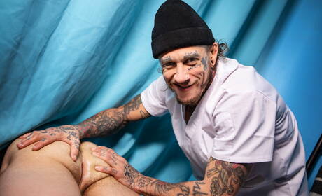 Canadese sterke man Bo Sinn en Canadese stier Malik Delgaty zuigen en neuken elkaar