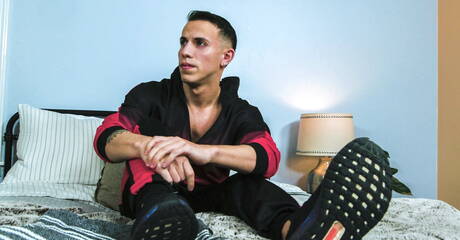 アメリカのスーパースタッドクリフジェンセンとラテン系のハンクデスイレズが野外でハードアナルセックス