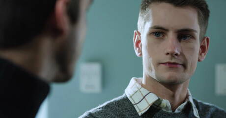 Die versauten Kumpels Elliot Finn, Trevor Harris und Andrew Miller lutschen und ficken sich gegenseitig in der Küche