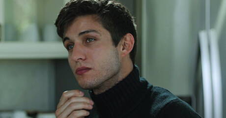 Les copains méchants Elliot Finn, Trevor Harris et Andrew Miller se sucent et se baisent dans la cuisine