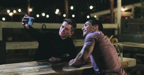 Les copains méchants Elliot Finn, Trevor Harris et Andrew Miller se sucent et se baisent dans la cuisine