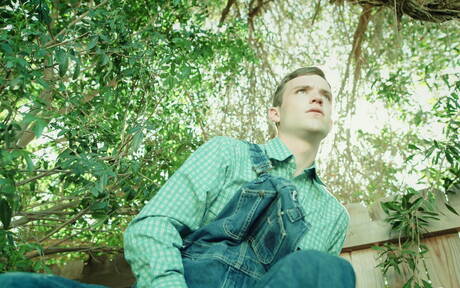 Seksowni Amerykanie, twardziel Roman Todd i przystojny facet Scott Finn jeżdżą na kutasie z fistingiem na zewnątrz