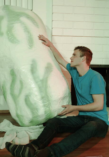 Seksowni Amerykanie, twardziel Roman Todd i przystojny facet Scott Finn jeżdżą na kutasie z fistingiem na zewnątrz