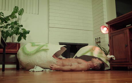 Seksowni Amerykanie, twardziel Roman Todd i przystojny facet Scott Finn jeżdżą na kutasie z fistingiem na zewnątrz