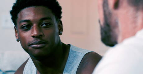 Znani Amerykanie, muskularny Dallas Steele i dobrze zbudowany Ty Santana uprawiają udany seks międzyrasowy