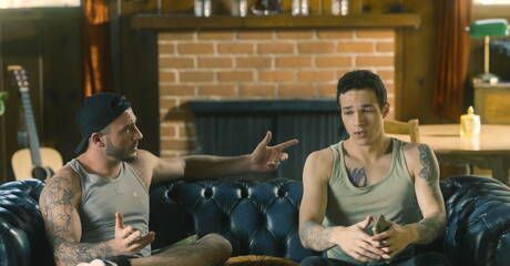 Der amerikanische Twink Jayden Marcos und der attraktive Ian Holms lutschen und vögeln sich gegenseitig