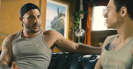 Der amerikanische Twink Jayden Marcos und der attraktive Ian Holms lutschen und vögeln sich gegenseitig